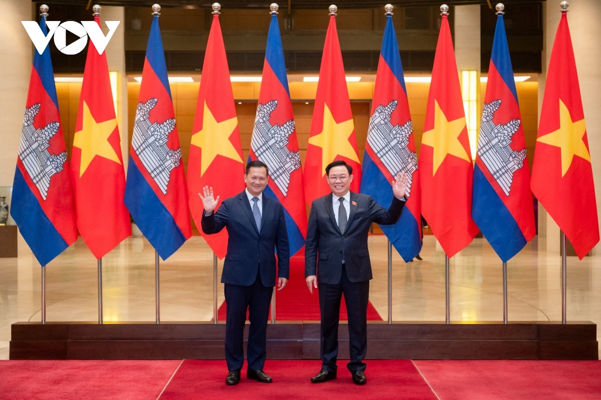 NA Chairman Vuong Dinh Hue receives Cambodian PM Hun Manet